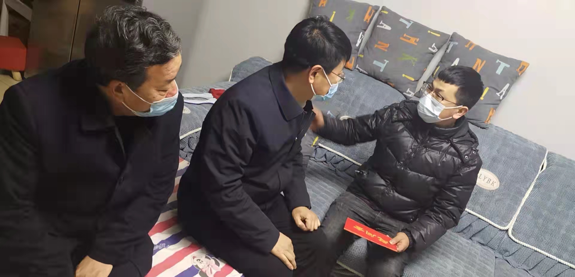 市委、市總工會領導慰問黑貓焦化困難職工